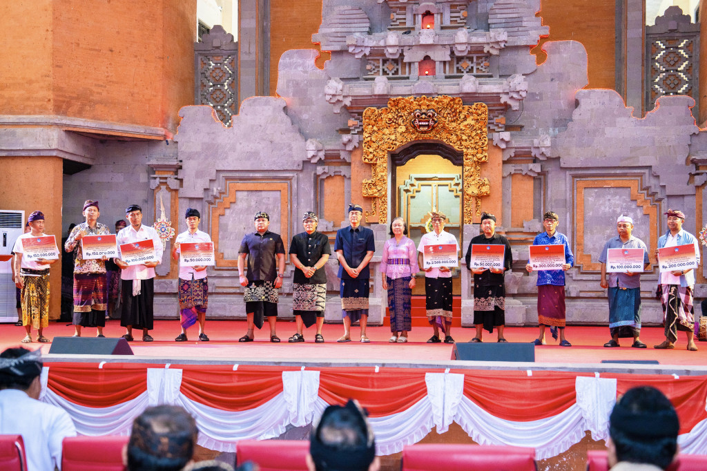 Program Badung Angelus Buana, Bupati Giri Prasta Serahkan Dana Hibah ke Kabupaten Buleleng